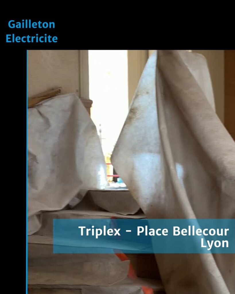 Place Bellecour, en plein centre de Lyon. Triplex de plus de 350 m² en rénovation électrique